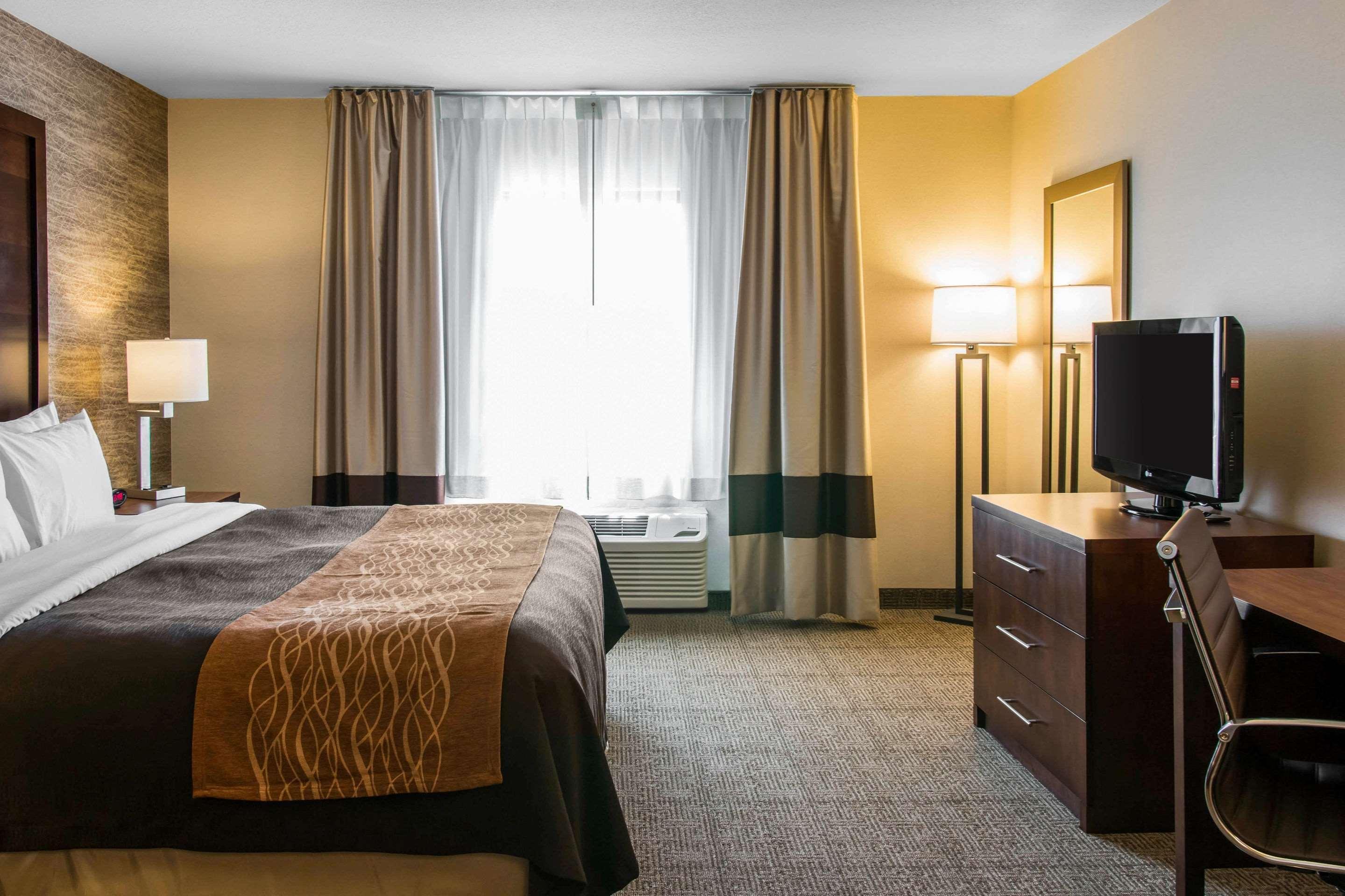 Comfort Inn Ludington Near Us-10 Екстериор снимка