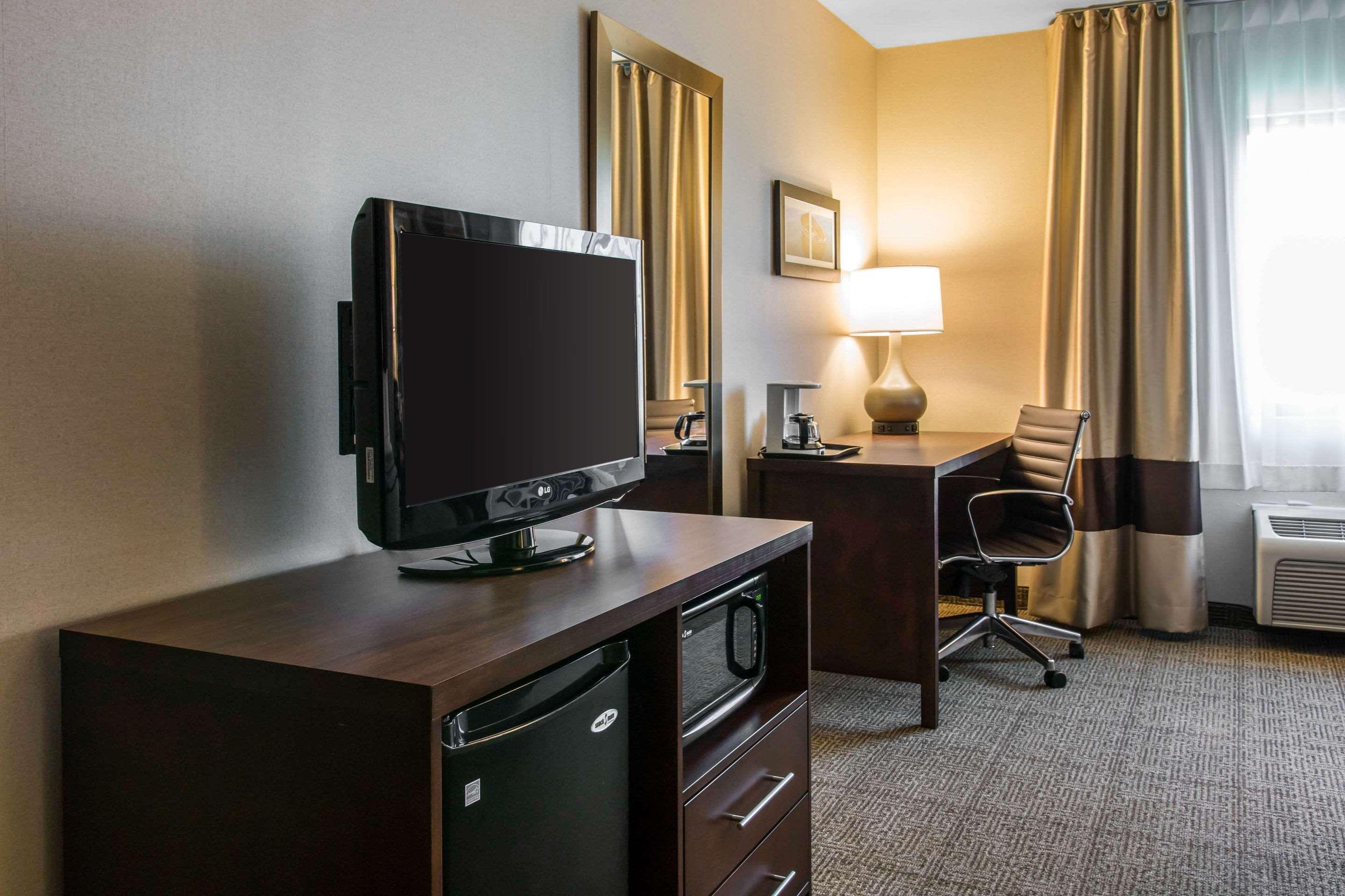 Comfort Inn Ludington Near Us-10 Екстериор снимка