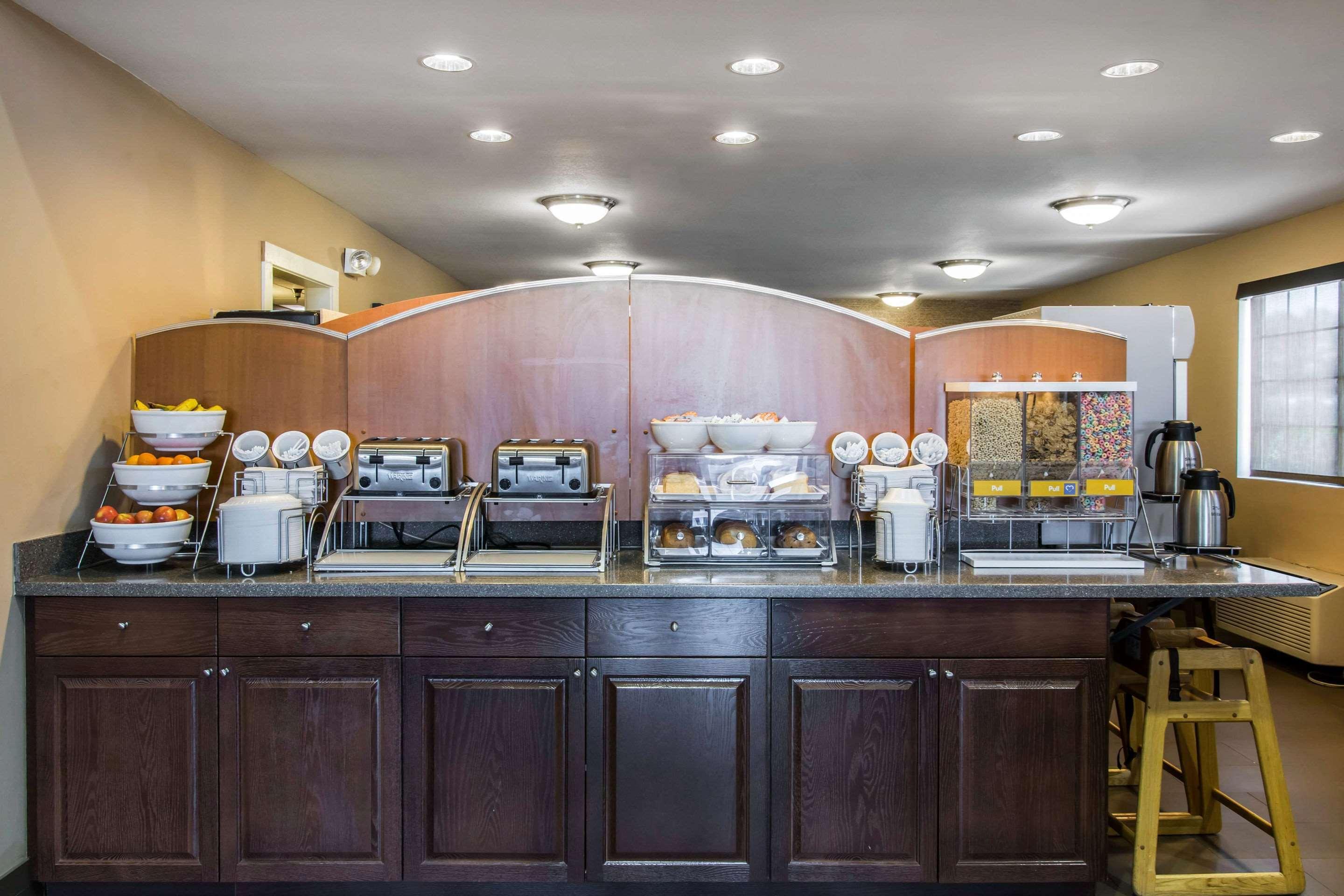 Comfort Inn Ludington Near Us-10 Екстериор снимка