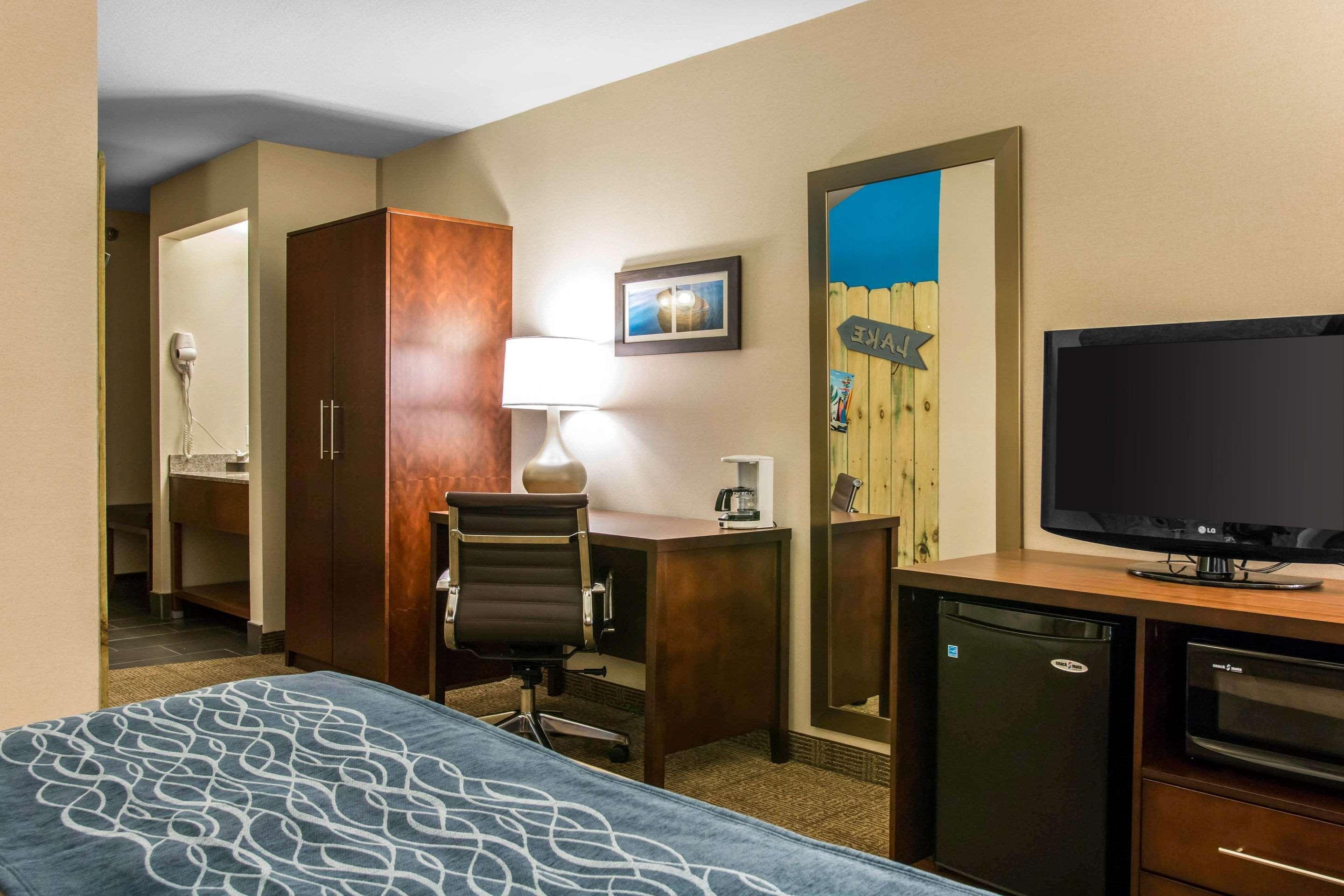 Comfort Inn Ludington Near Us-10 Екстериор снимка
