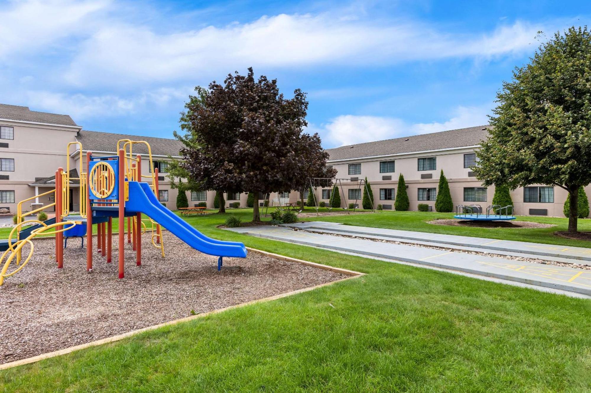 Comfort Inn Ludington Near Us-10 Екстериор снимка