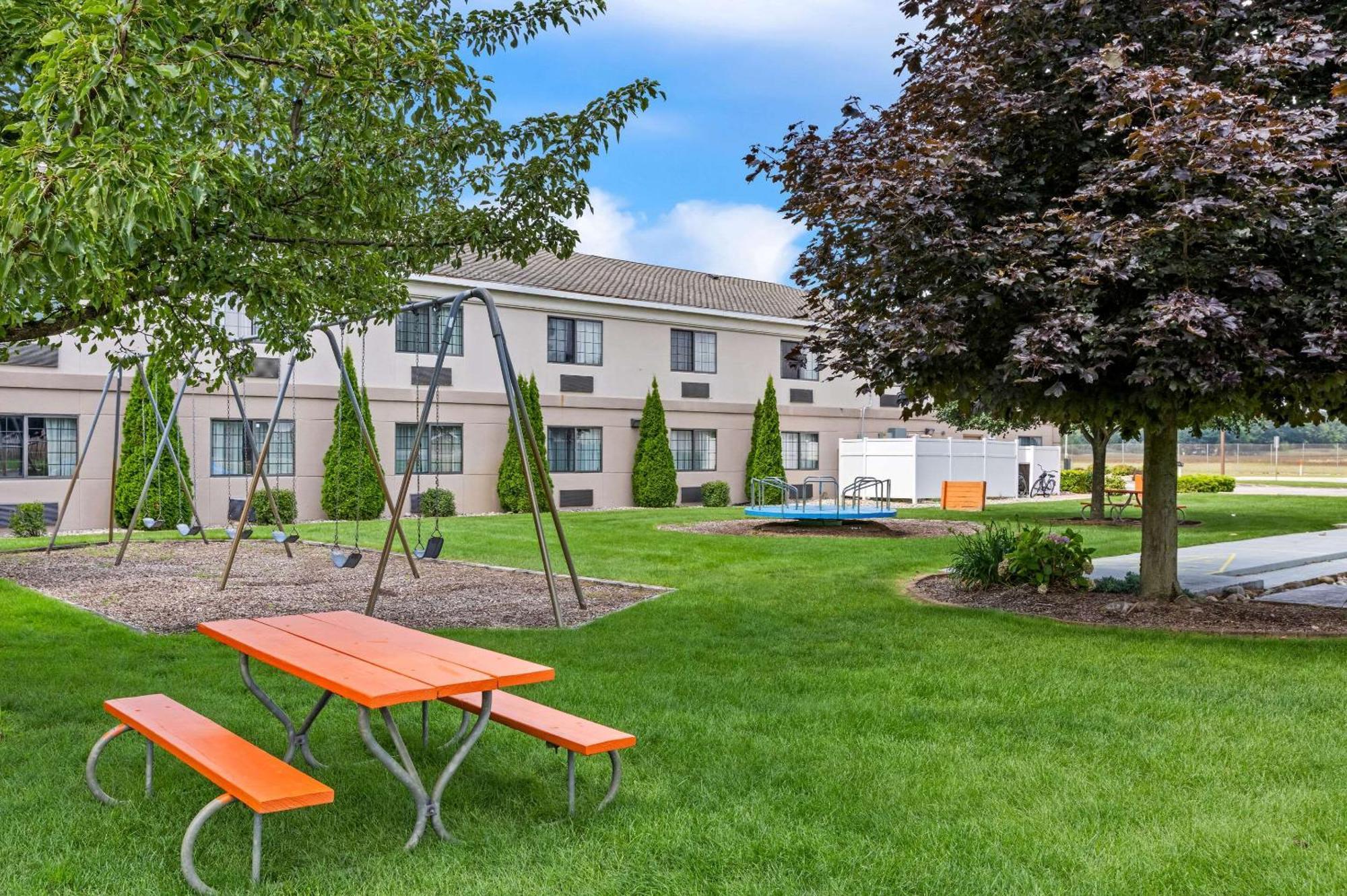 Comfort Inn Ludington Near Us-10 Екстериор снимка