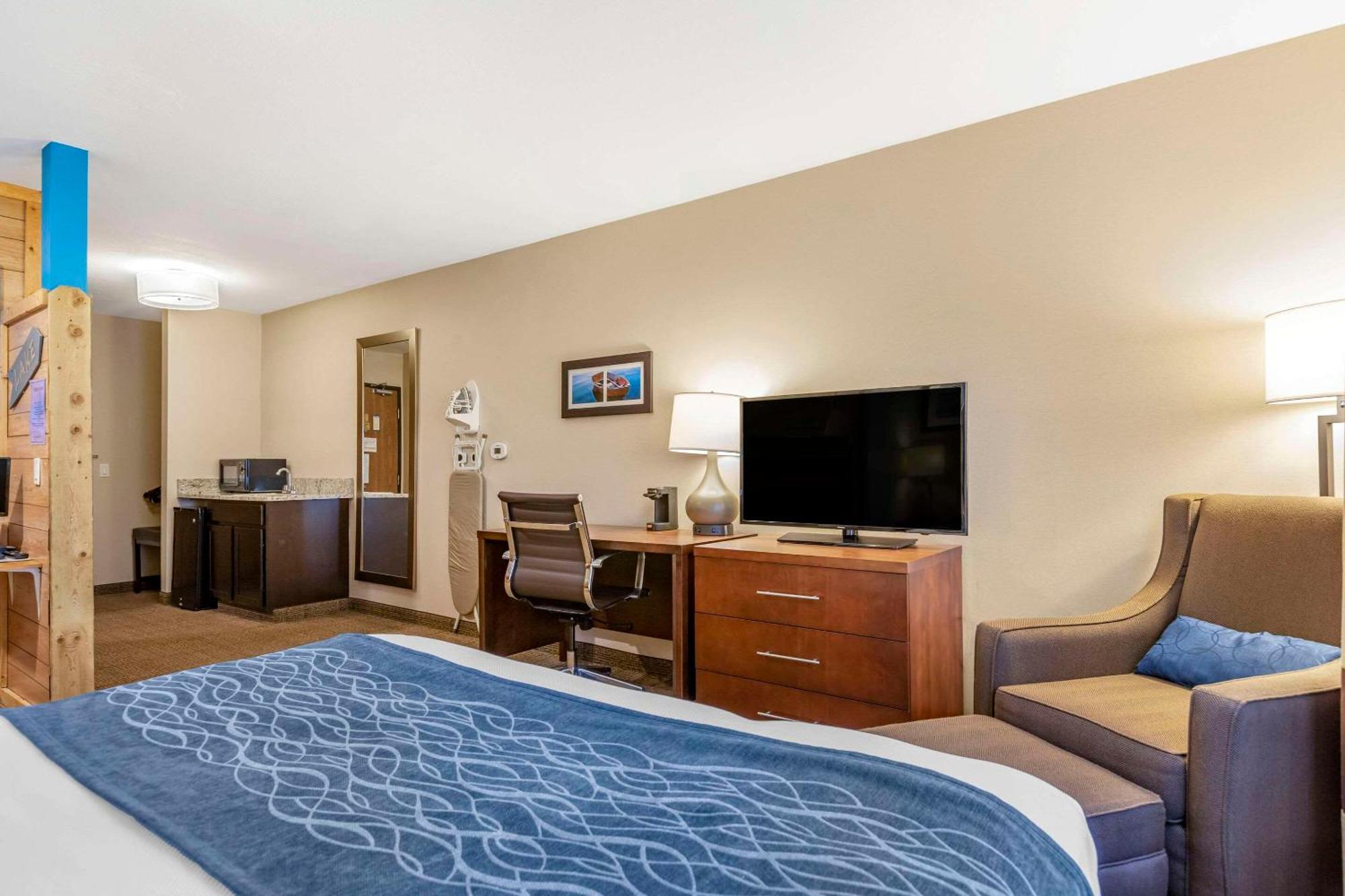 Comfort Inn Ludington Near Us-10 Екстериор снимка