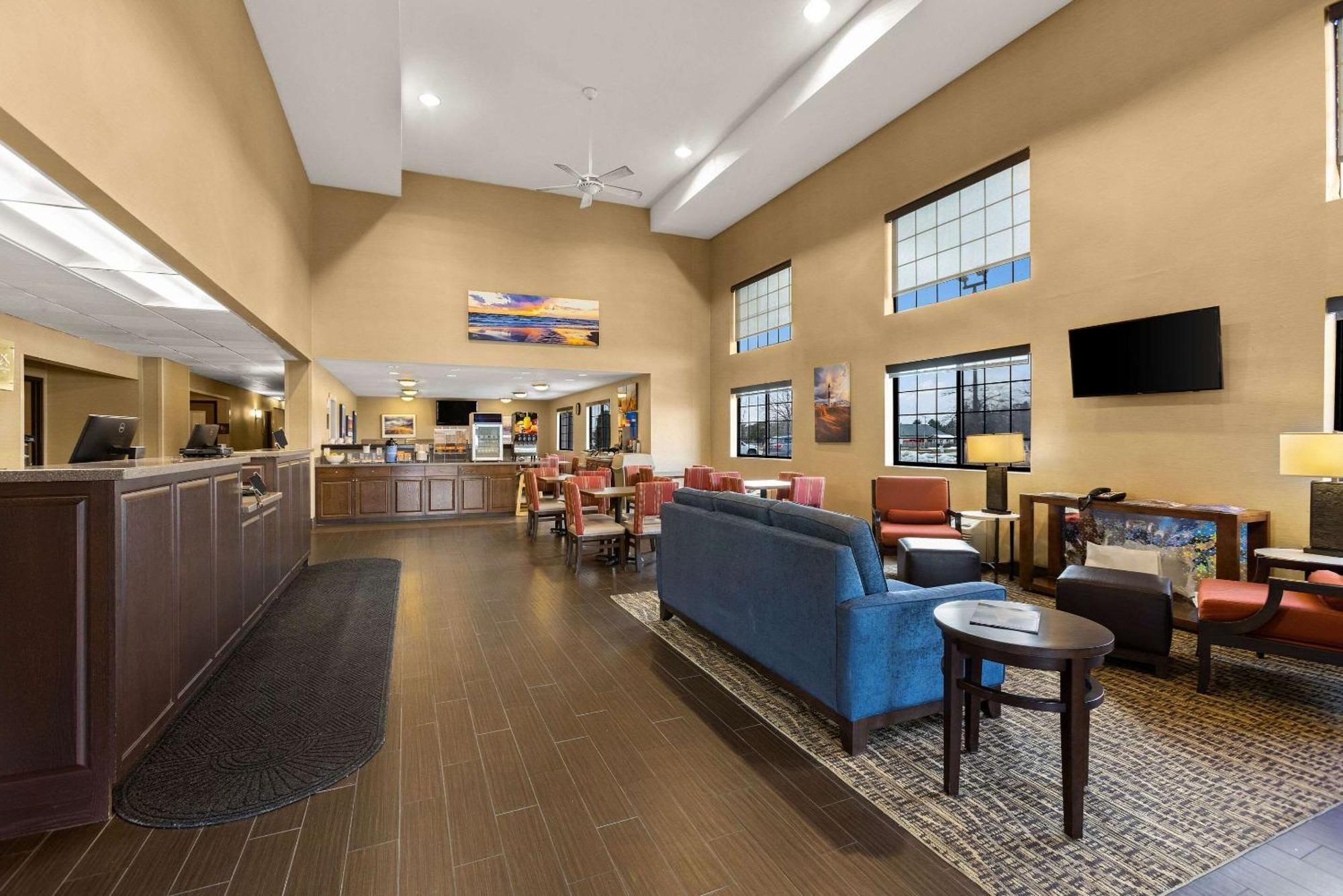 Comfort Inn Ludington Near Us-10 Екстериор снимка