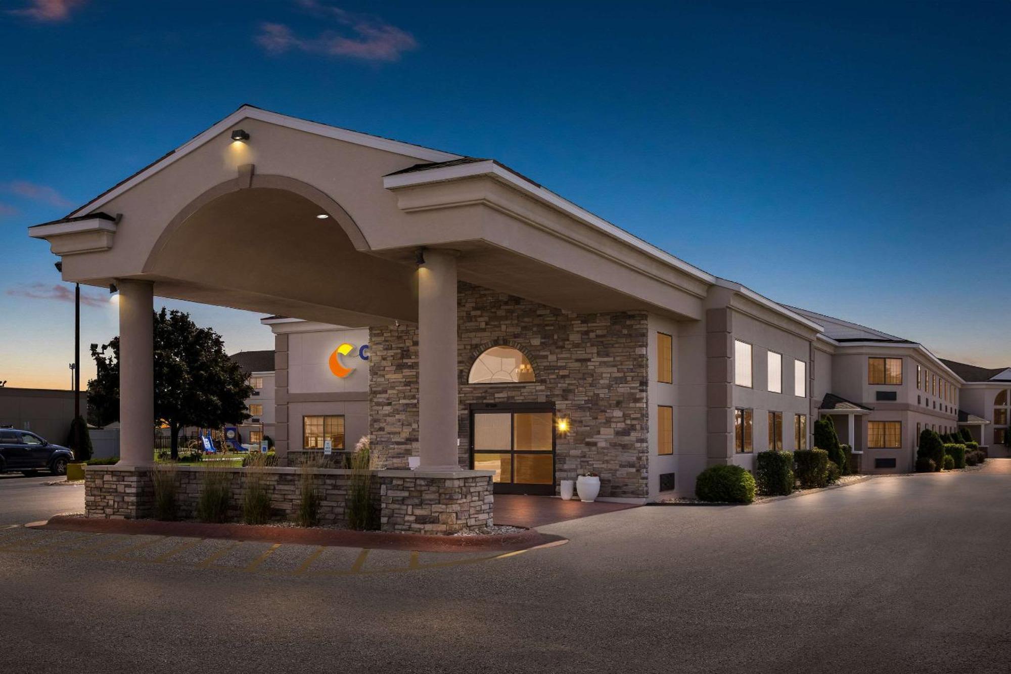 Comfort Inn Ludington Near Us-10 Екстериор снимка
