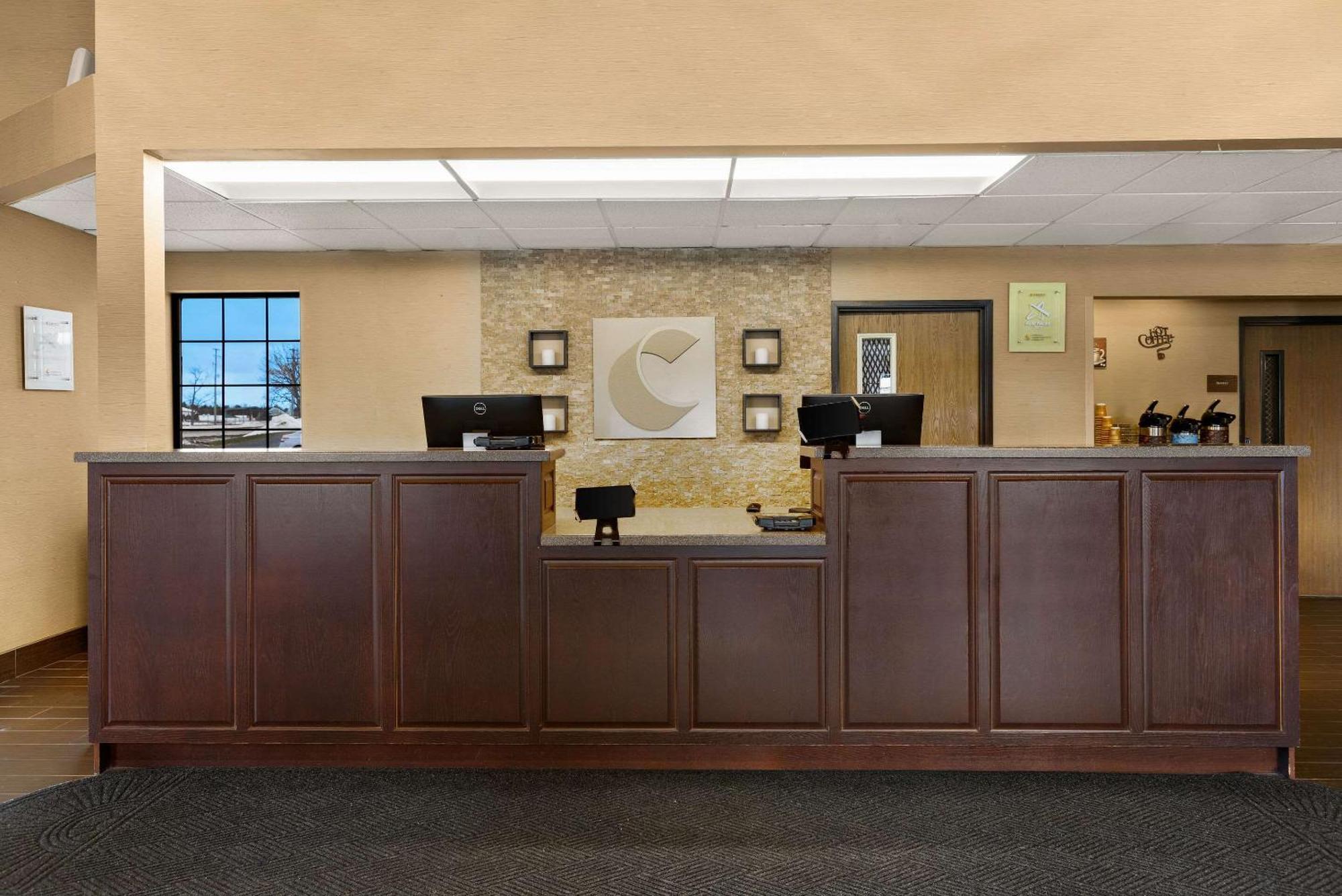 Comfort Inn Ludington Near Us-10 Екстериор снимка