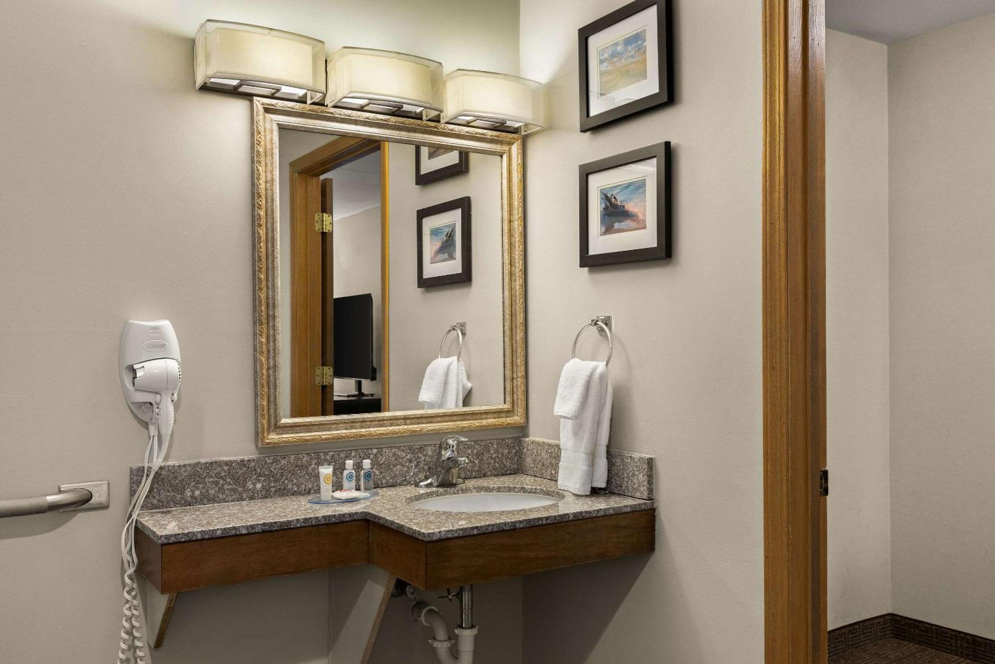 Comfort Inn Ludington Near Us-10 Екстериор снимка