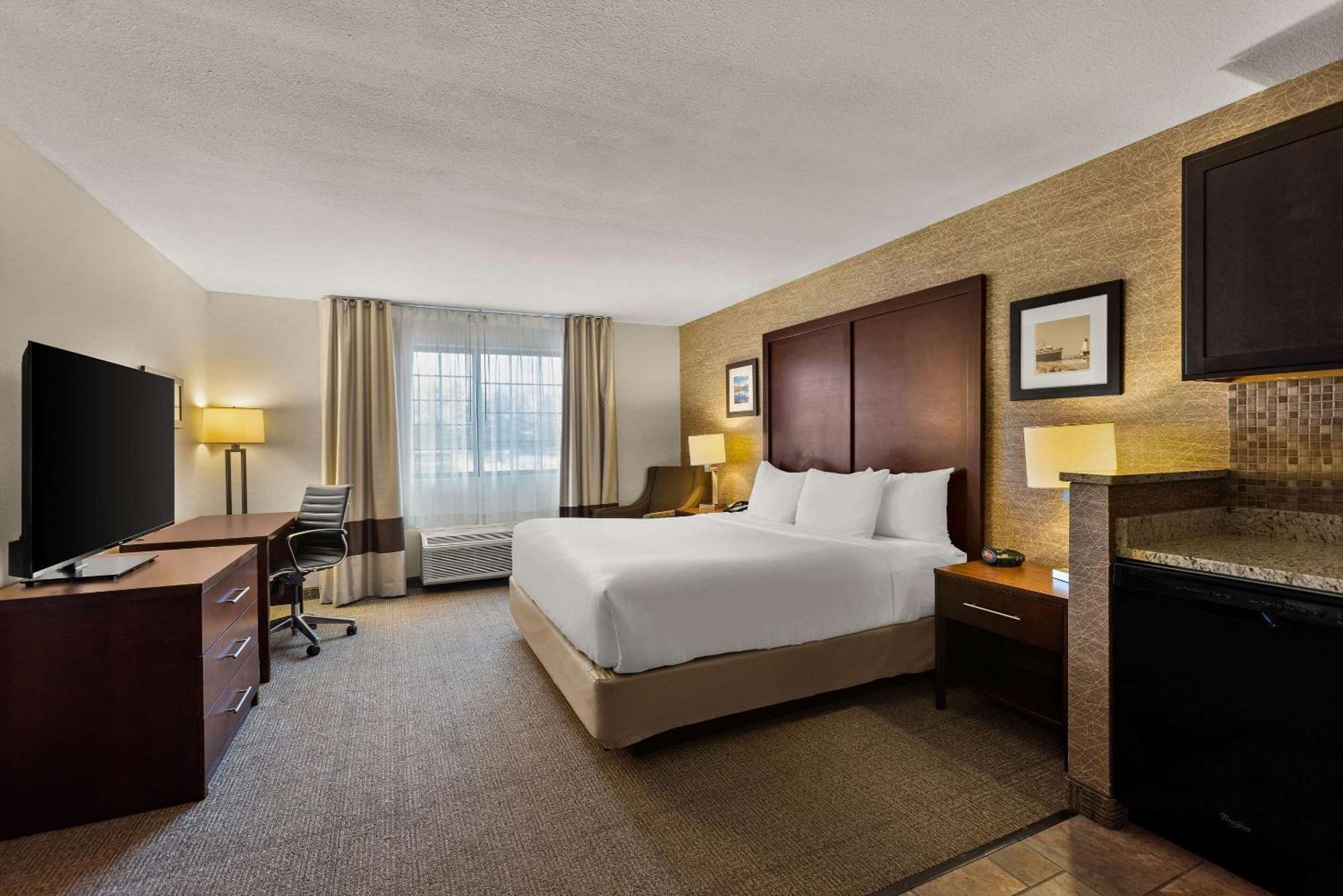 Comfort Inn Ludington Near Us-10 Екстериор снимка