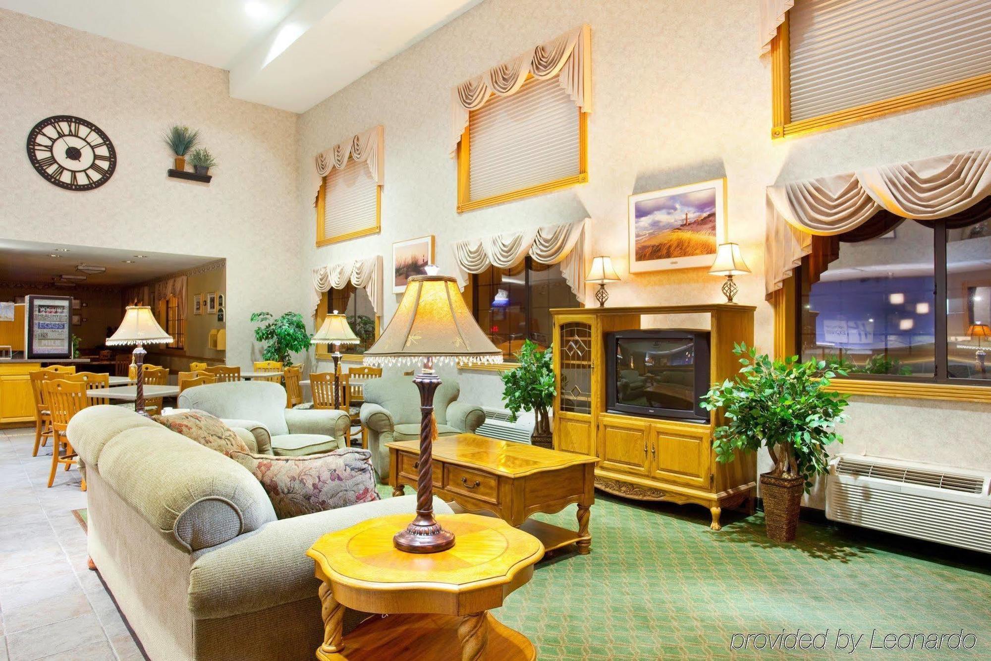 Comfort Inn Ludington Near Us-10 Екстериор снимка